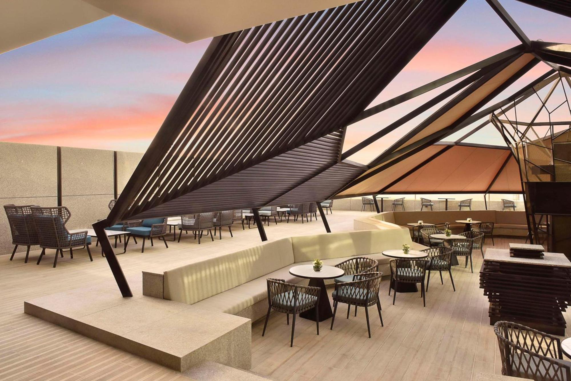 Отель Hilton Bahrain Манама Экстерьер фото The Sky Bar