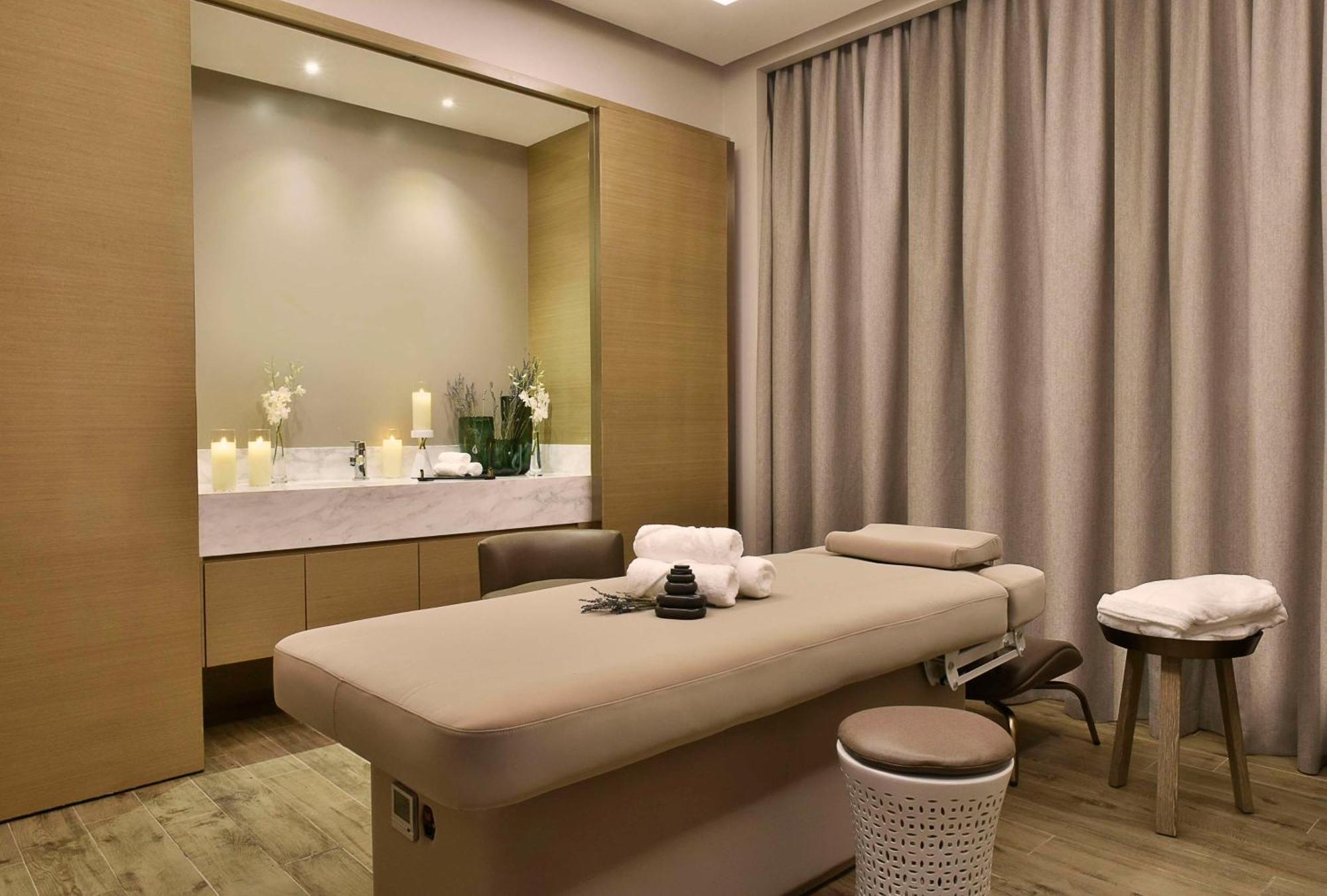 Отель Hilton Bahrain Манама Экстерьер фото A treatment room at a spa