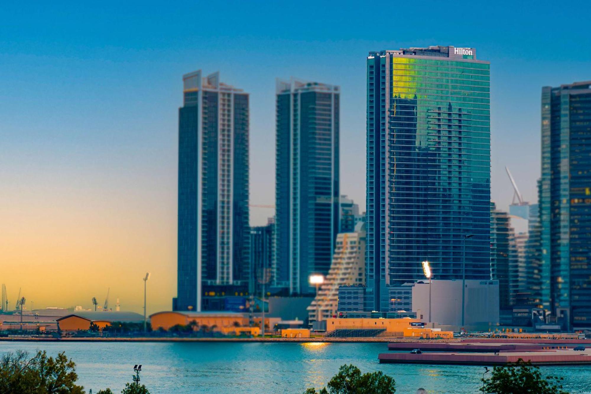 Отель Hilton Bahrain Манама Экстерьер фото Marina skyline