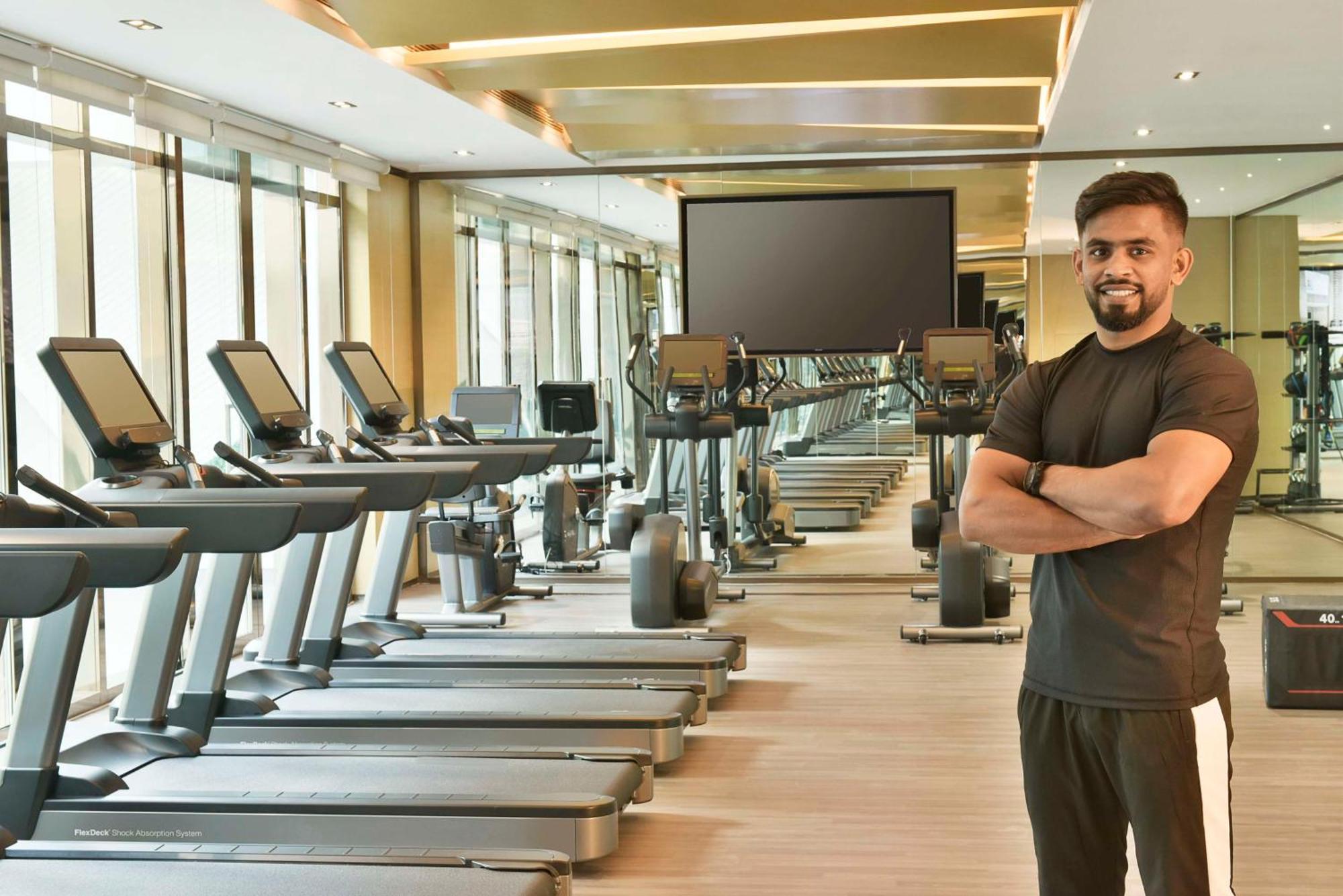 Отель Hilton Bahrain Манама Экстерьер фото Personal trainer in a gym