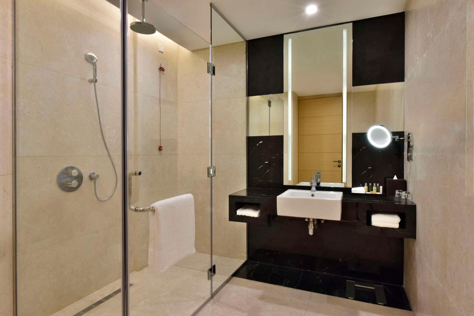 Отель Hilton Bahrain Манама Экстерьер фото