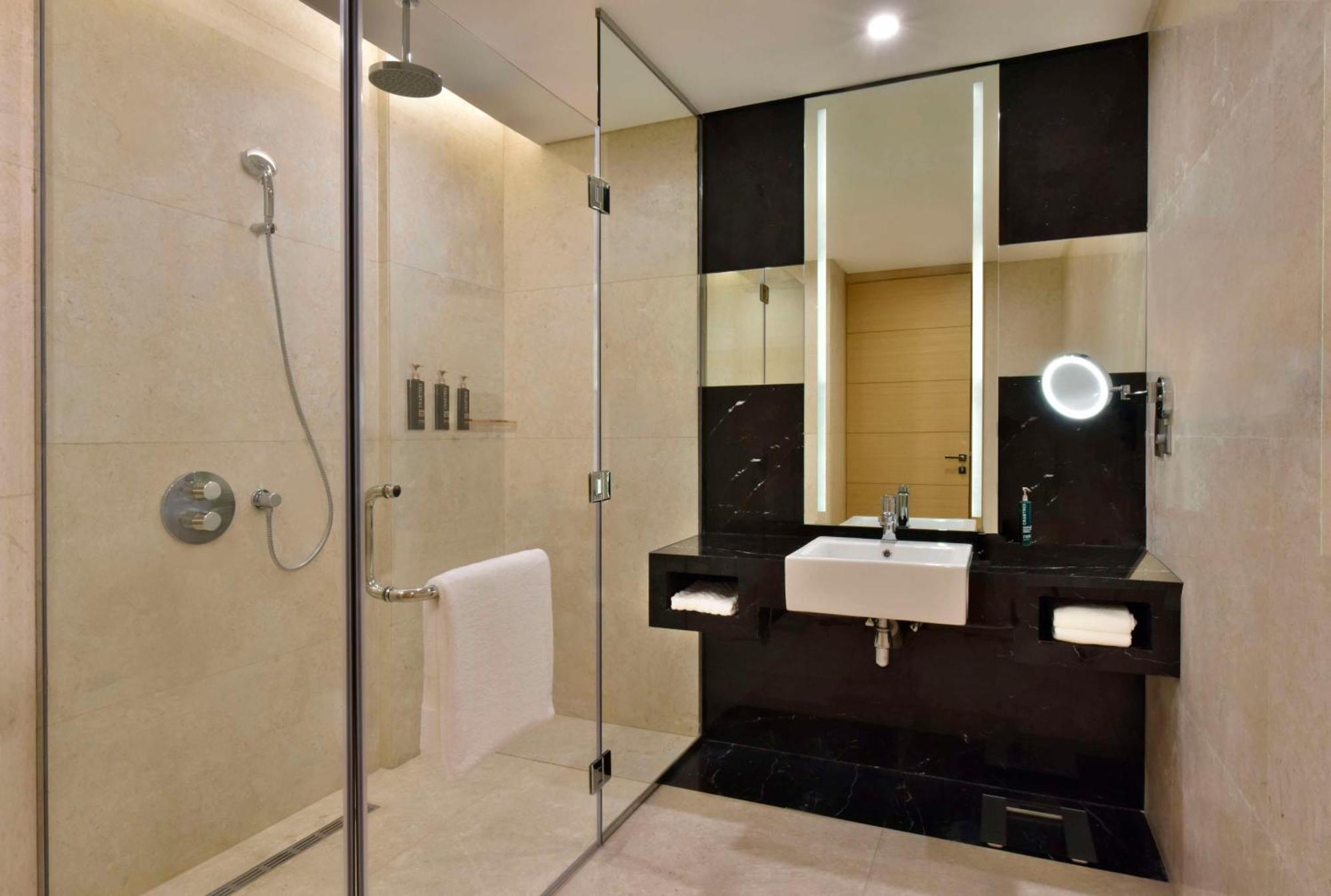 Отель Hilton Bahrain Манама Экстерьер фото